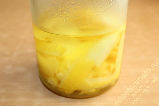 из холодильника достать настой лимонной цедры на водке