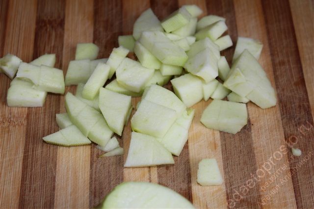Очищенные яблоки нарезать кубиками среднего размера