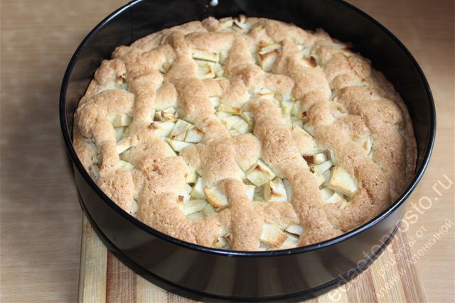 Пирог из песочного теста с яблоками готов! осталось его извлечь из формы и можно подавать на стол
