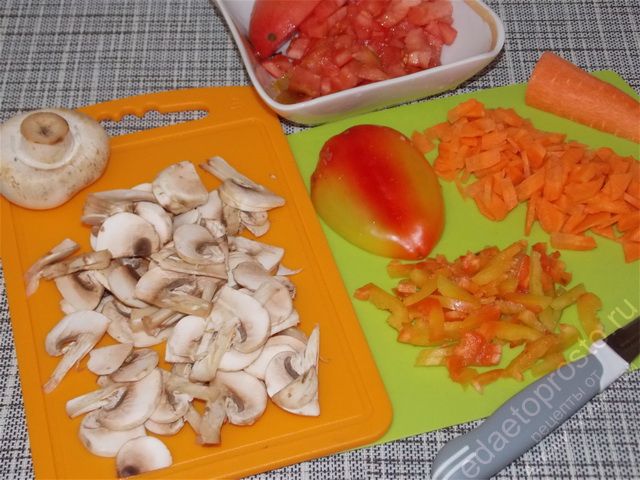 нарезаем грибы и томат, морковь и болгарский перец нарезаем соломкой
