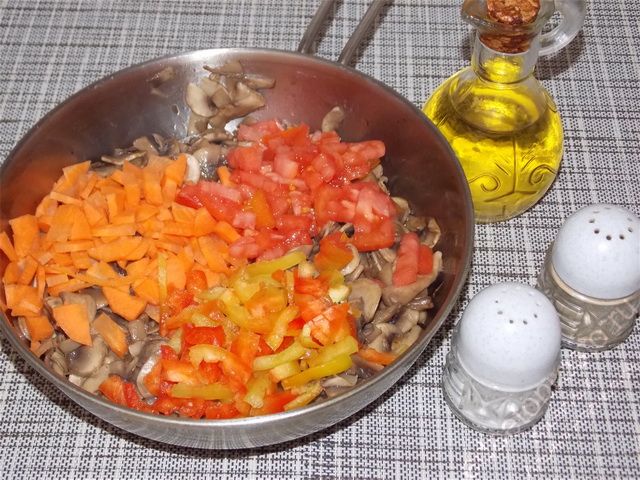 добавляем в сковороду измельченные томат, перец и морковь