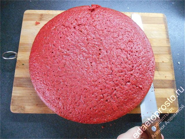коржи разрежьте по высоте пополам, пошаговое фото этапа приготовления торта Красный бархат
