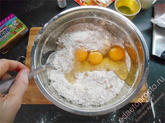Перемешайте все компоненты и добавьте яйца, пошаговое фото  приготовления торта Красный бархат