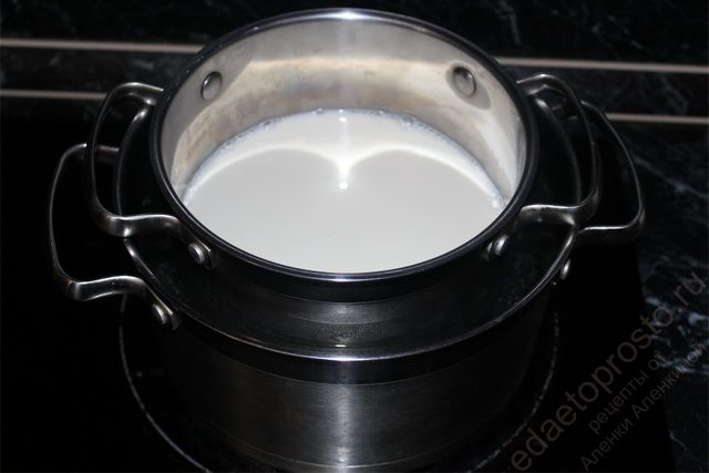 Молоко поставить нагреваться на водяной бане