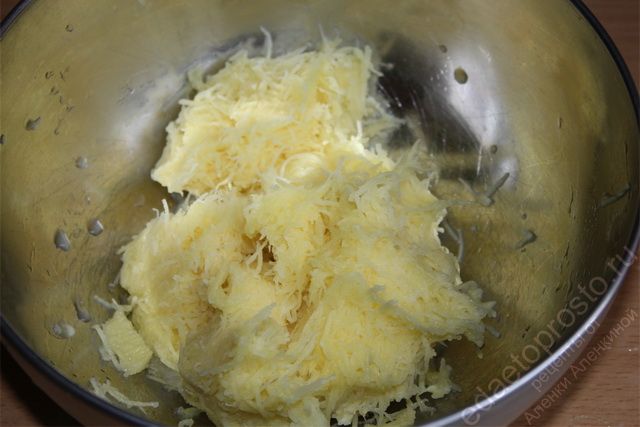 Натертый картофель добавить в емкость к луку