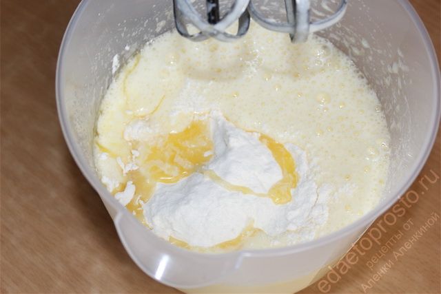 Сливочное масло добавить к ингредиентам, пошаговое фото  приготовления торта с фруктами