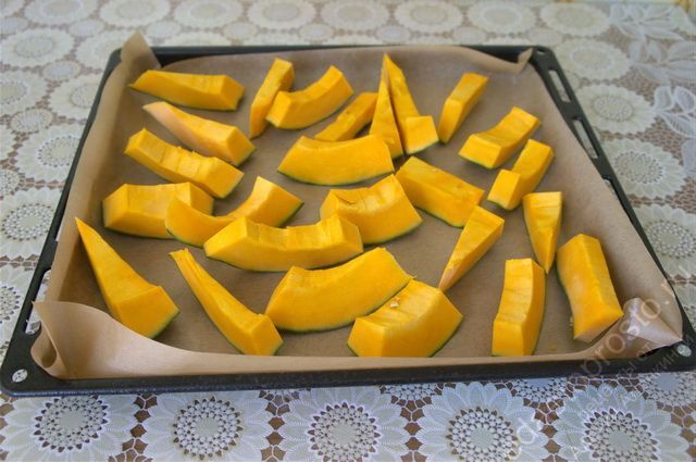 Уложить кусочки тыквы на подготовленный противень, пошаговое фото  приготовления запеченной тыквы