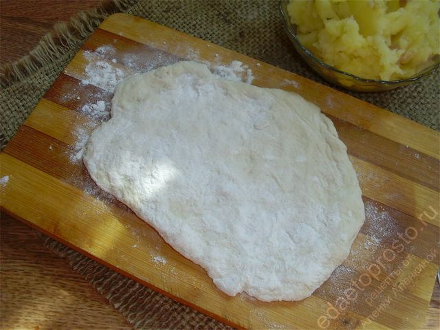из теста формируются желаемой формы лепешки, пошаговое фото  приготовления жареных пирожкрв с картошкой