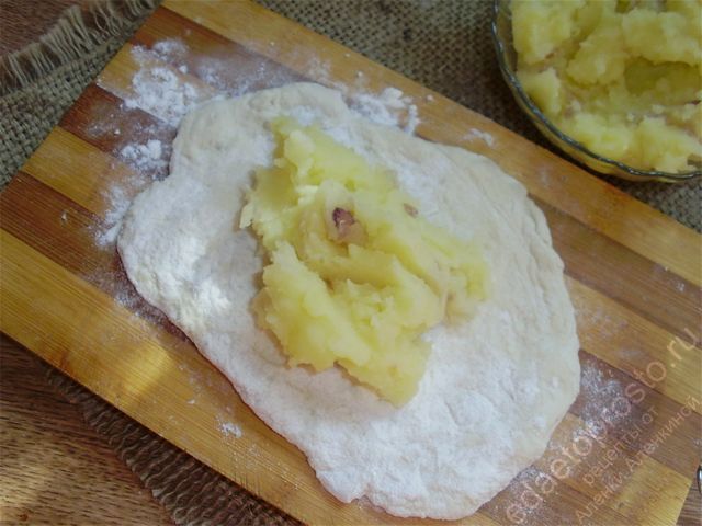 на тесто выкладывается картофельно-луковая начинка