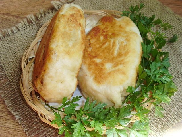Пирожки с картошкой, жареные изделия с луком и картошкой готовы, фото