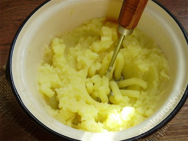 Сваренный картофель пюрируется
