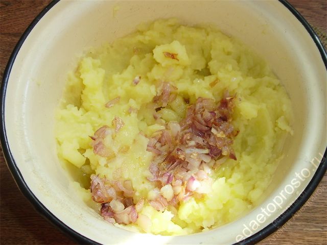 В картофельное пюре выливается обжаренный лук