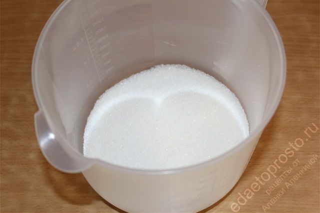 подготовить емкость для взбивания продуктов и добавить туда сахарный песок