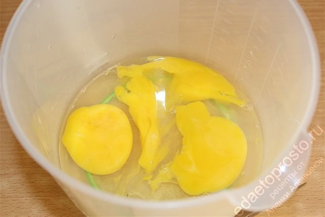 Куриное яйцо освободить от скорлупы