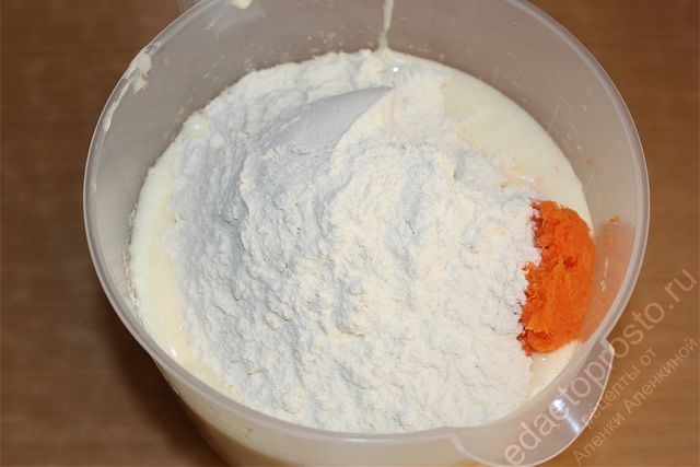Добавить муку в тесто, пошаговое фото  приготовления морковного торта