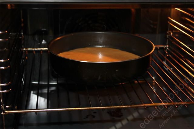 Коржи выпекать при 180 градусах, до готовности, примерно 15 минут