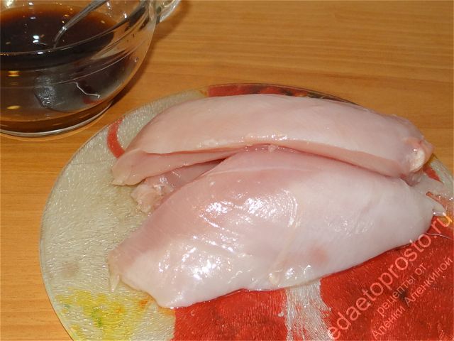 С куриной грудки срежьте белое мясо
