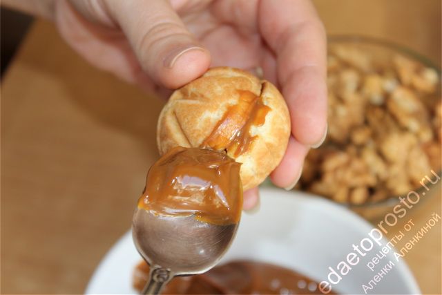Дефекты готового орешка со сгущенкой можно замазать сгущенным молоком