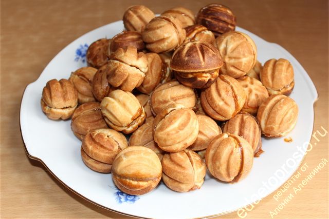 Орешки со сгущенкой, фото горки готового печенья на блюде