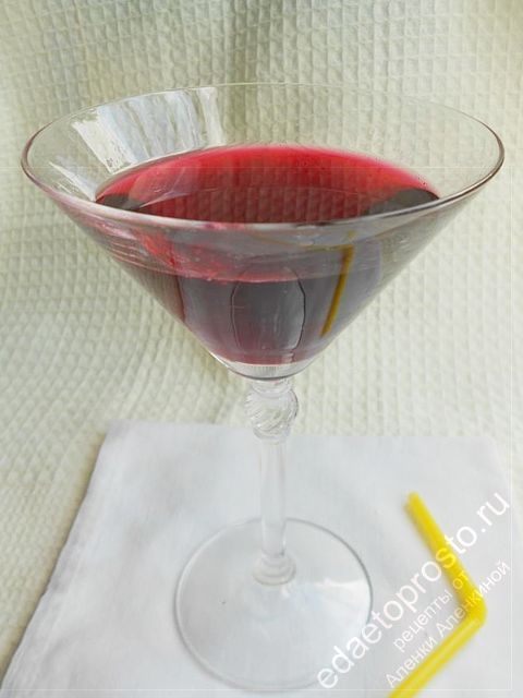 Настойка из черной смородины, фото готового напитка налитого в рюмку