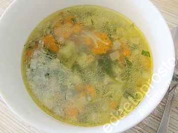 фото вкусного супа с вермишелью в тарелке