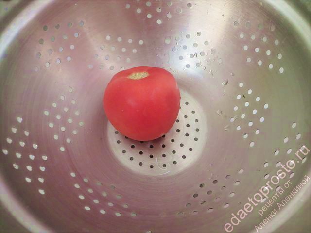Моем помидор в прохладной воде