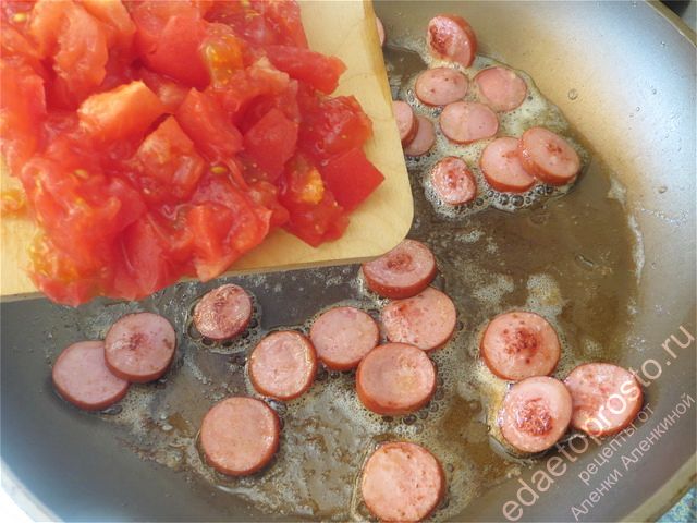 Добавляем томатные кусочки на сковороду