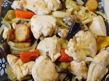 фото вкусной курицы с овощами на блюде