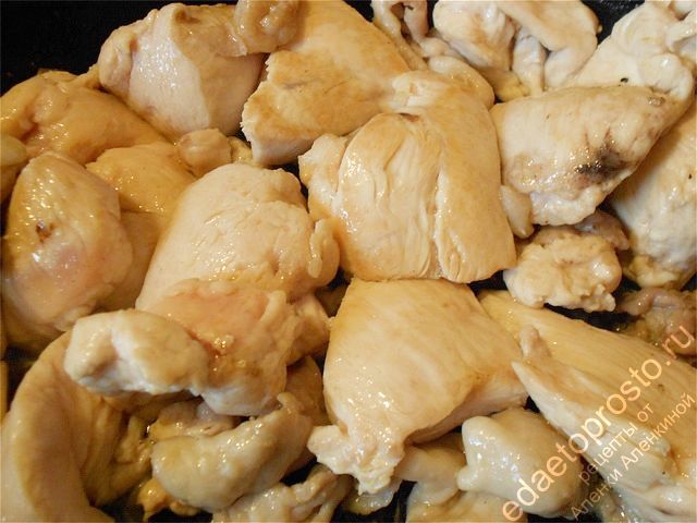 Курицу обжарить в нагретой сковороде, пошаговое фото  приготовления курицы с овощами