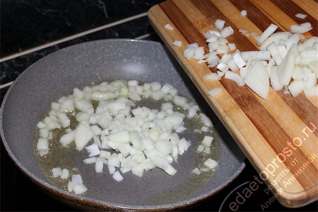 Подготовленный лук выложить в сковороду с раскаленным маслом