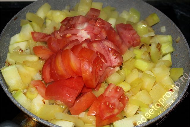 К полуготовому кабачку добавить нарезанные томаты