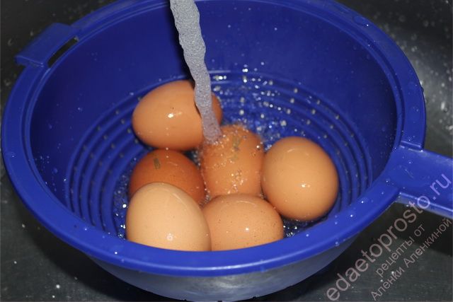 Куриные яйца промыть под проточной водой, пошаговое фото  приготовления яичницы с овощами