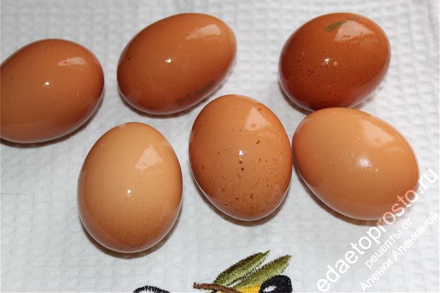 Чистые, отмытые куриные яйца обсушить на полотенце