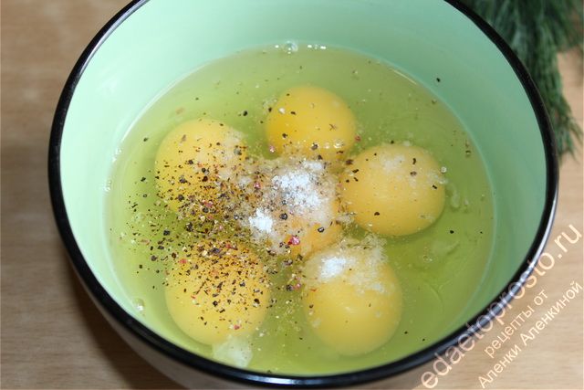 Яйца в емкости посыпаем солью