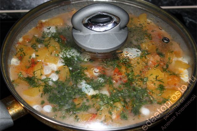 Содержимое сковороды накрыть крышкой и довести все до готовности яиц