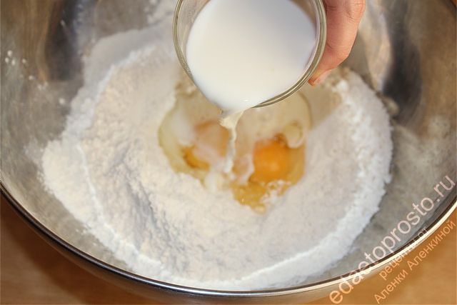 Влить 1/4 стакана молока в емкость с мукой и яйцами