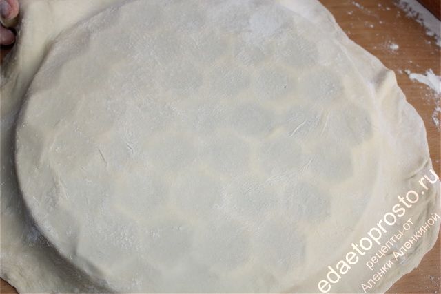 Подготовленным тестом накрыть форму для лепки пельменей, пошаговое фото приготовления домашних пельменей