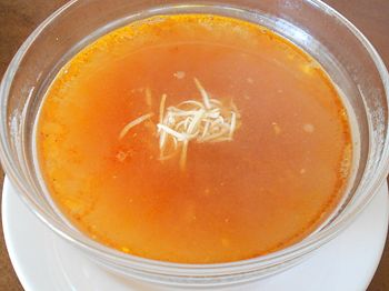 фото вкусного томатного супа в тарелке