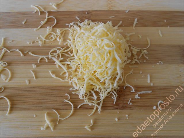 Томатный суп подают с твердым сыром, натираем сыр на терке, фото