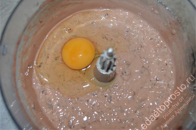 добавить куриное яйцо