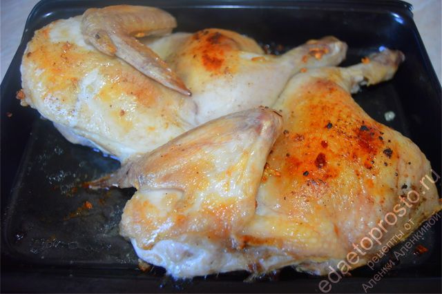 Спустя 40 минут достать форму с курицей из духовки