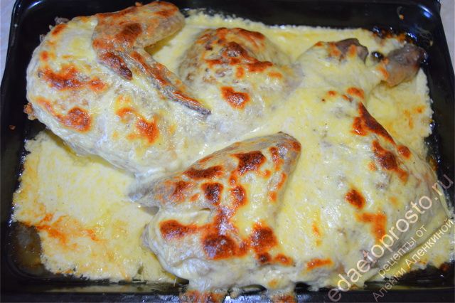 фото - так выглядит готовая курица с сыром приготовленная в духовке