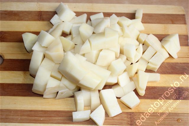 Картофель нарезать средними кубиками или дольками