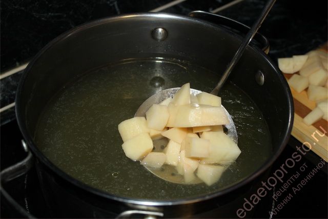 В бульон опустить подготовленный картофель