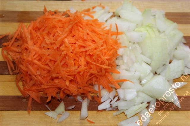 лук нарезать мелкими кубиками, морковь натереть на крупной терке