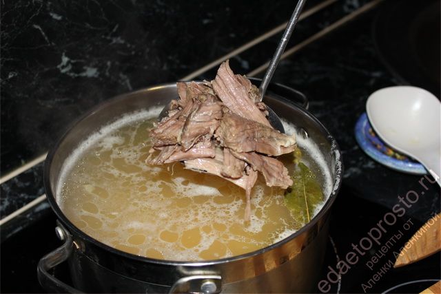 Добавить в суп с чечевицей подготовленное мясо