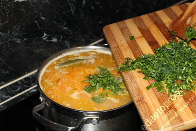 добавить зелень в суп из чечевицы