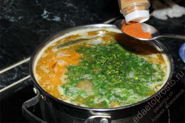 отмерить столовую ложку сладкой паприки и добавить в суп из чечевицы, фото приготовления