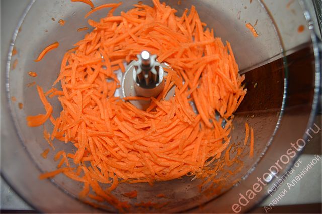 Морковь нашинковать с помощью крупной терки
