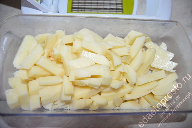 Картофель нарезать мелкими прямоугольниками
